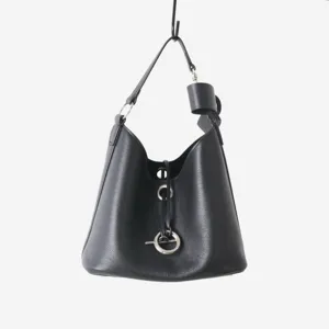 Vue détaillée du élégant sac seau en cuir noir avec fermeture à anneau unique et sangle.