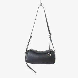 Sac à bandoulière minimaliste en cuir noir, sac souple élégant avec détails dorés chic.