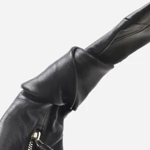 Primer plano detallado del bolso hobo de piel negra con asa nudo y textura de cordero.