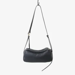 Sac à bandoulière classique en cuir noir, design souple, sangle réglable, style minimaliste.