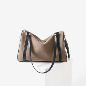 Détail de sac bandoulière en toile minimaliste, lanières en cuir contrastées, style quotidien.