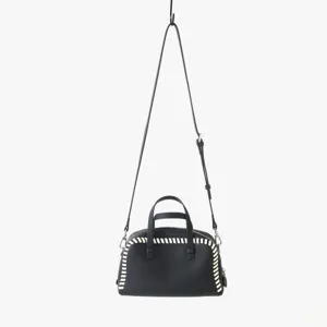 Gros plan du sac Boston en cuir noir avec des détails de bord tissés et de belle quincaillerie.