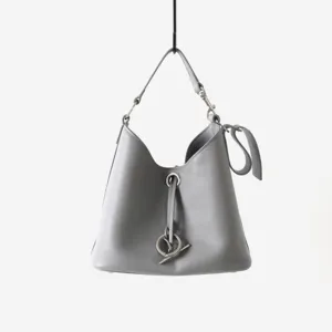 Sac seau en cuir gris avec fermeture anneau métallique, élégant sac bandoulière hobo.