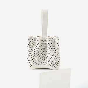 Sac seau en cuir blanc ajouré au laser avec poignée et motif géométrique chic.