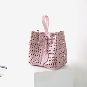 Sac seau en cuir rose perforé au laser avec poignée supérieure et cordon élégant vue détaillée