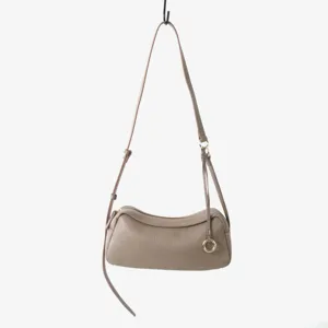 Sac bandoulière élégant en cuir souple, style toast tendance pour le travail quotidien.
