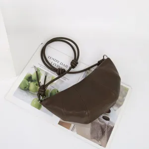 Sac croissant en cuir marron sac porté épaule minimaliste élégante besace tendance