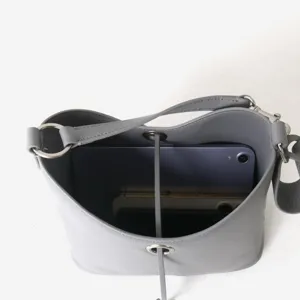 Détail intérieur de sac seau en cuir gris, cuir de vachette de qualité supérieure.