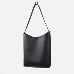 Borsa a spalla in pelle nera dettaglio sospeso, design hobo minimalista, consistenza premium.