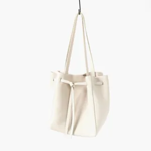 Sac cabas en cuir beige minimaliste avec détail de cordon élégant pour le travail.