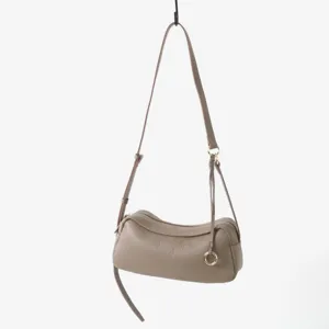 Vue détaillée du sac souple en cuir taupe, cuir de vachette de qualité supérieure et fermeture.