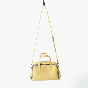 Sac à main Boston en cuir jaune avec coutures contrastées et bandoulière réglable.