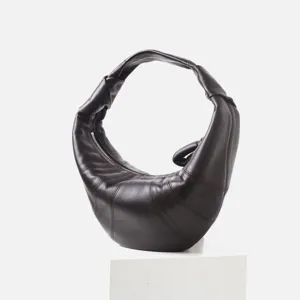 Bolso hobo croissant de cuero marrón oscuro, mini forma de media luna con piel suave.