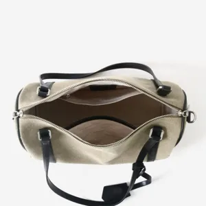 Vue détaillée du dessus de l'intérieur ouvert du sac Boston en toile avec finitions en cuir.