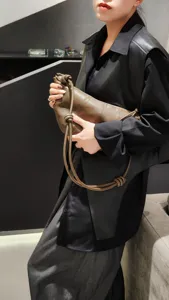 Vue détaillée du sac porté épaule en cuir de mouton souple avec bandoulière nouée unique.