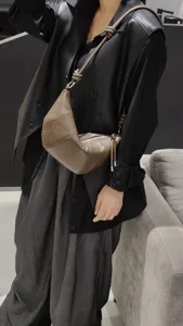 Sac porté épaule croissant en cuir véritable minimaliste, élégant sac dumpling pour femmes.