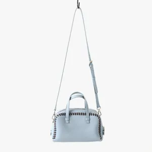 Sac boston en cuir bleu clair avec surpiqûres contrastées, poignées et longue bandoulière.
