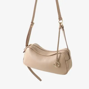 Sac à main souple en cuir véritable, élégant sac bandoulière de ville avec détails dorés.