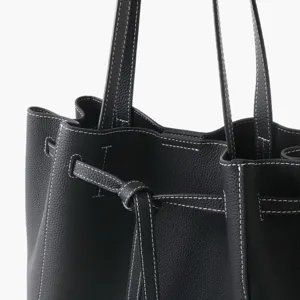 Élégant sac cabas noir en cuir véritable avec coutures contrastées et design de sangle.