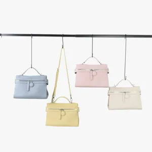 Vue détaillée des sacs à bandoulière en cuir véritable aux quatre coloris tendance.