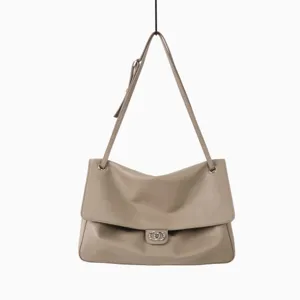 Vue de détail rapprochée du sac à épaule en cuir kaki avec fermoir métallique.