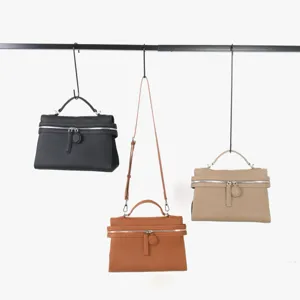 Détails du sac bandoulière en cuir véritable montrant la texture, les zips et la présentation.