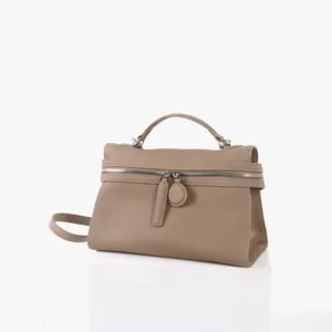 Vue détaillée du sac à main de ville en cuir véritable taupe avec texture et fermeture éclair.