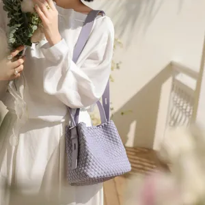 Élégant sac seau tressé lavande, sac à bandoulière tendance pour un usage quotidien.