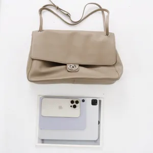 Vue détaillée du sac à bandoulière en cuir souple montrant clairement sa grande capacité.
