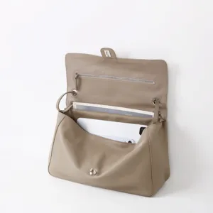 Vue détaillée de l'intérieur du sac porté épaule en cuir souple taupe avec grand espace.