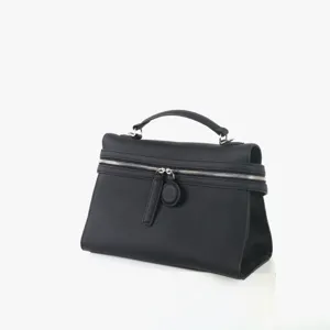 Sac à main noir en cuir véritable, élégant sac de travail zippé pour le quotidien.