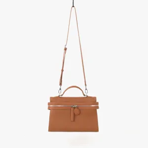 Vue detaillee du sac a main de commute en cuir de qualite avec sangle reglable et design chic.