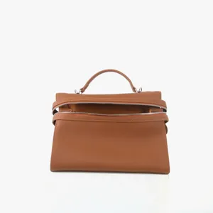 Détail de sac à main en cuir marron, texture de cuir Togo de qualité, élégant sac fourre-tout.