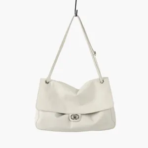 Vue détaillée du sac porté épaule en cuir souple blanc avec élégant fermoir pivotant.