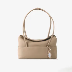 Sac à épaule souple en cuir style oreiller, grand sac fourre-tout élégant pour le quotidien.