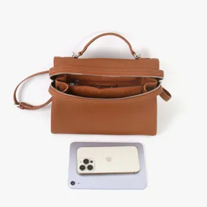Vue détaillée du sac à main de voyage en cuir véritable togo avec un espace intérieur.