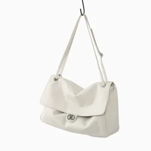 Sac bandoulière en cuir blanc vue détail, sac cabas souple de travail avec rabat et fermoir.