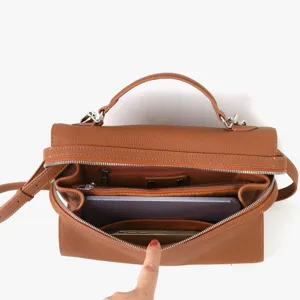 Vue détaillée des compartiments intérieurs et poches de ce sac à main en cuir marron.