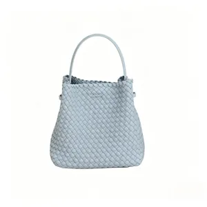 Vue rapprochée du sac à main en cuir tressé bleu clair, sac seau décontracté et fourre-tout.