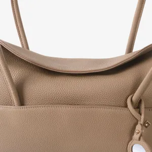 Détail de sac bandoulière en cuir de vache souple, sac minimaliste élégant.