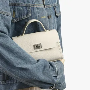 Sac à main bandoulière en cuir blanc détail, design minimaliste chic pour femmes.
