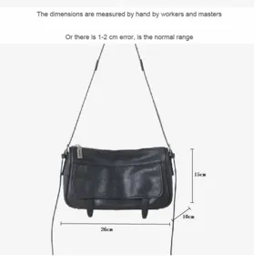 Vue détaillée du sac à épaule rétro en cuir noir, design minimaliste et format compact.