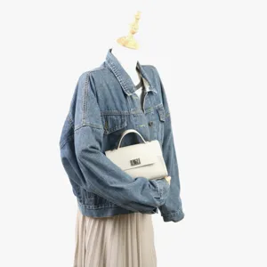 Élégante sacoche en cuir blanc avec poignée, sac bandoulière tendance pour femmes au quotidien.