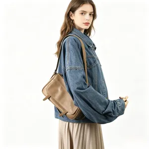 Vue détaillée du sac à épaule vintage en cuir tanné végétal avec rabat pour femmes.
