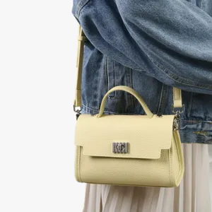 Élégant sac à bandoulière en cuir avec fermoir en métal et sangle pour femme détails.