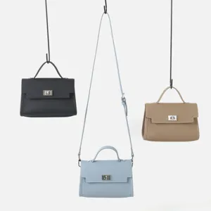 Vue détaillée de l'élégant sac à main en cuir de vachette avec fermeture métallique.