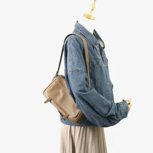 Sac porté épaule vintage en cuir au tannage végétal sac rabat chic vue de détail