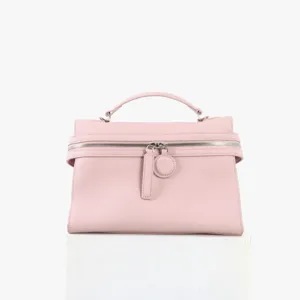 Détail de sac boîte à déjeuner en cuir rose montrant la texture de la poignée et fermeture.