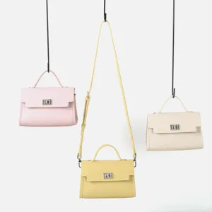 Vue détaillée de sac à main femme en cuir véritable, design élégant pour épaule et bandoulière.