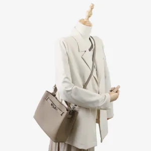 Sac à main bandoulière classique en cuir pour femme, élégant cabas avec serrure.